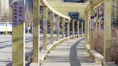 光影中的城市公园长廊横移镜头